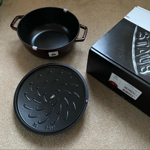 Staub new #24 3-3/4qt Rooster Red - Picture 5 of 16